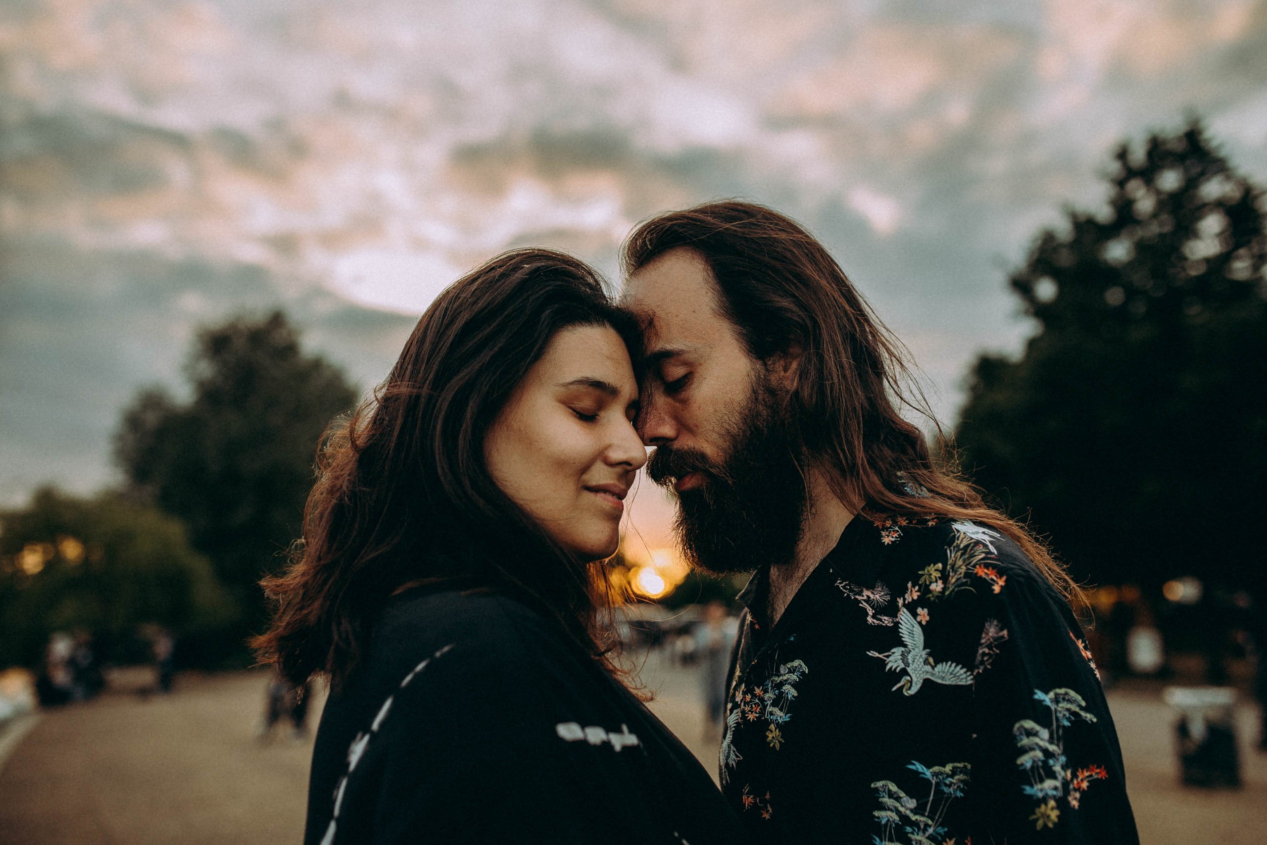 couple kissing in hyde park London engagement photoshoot