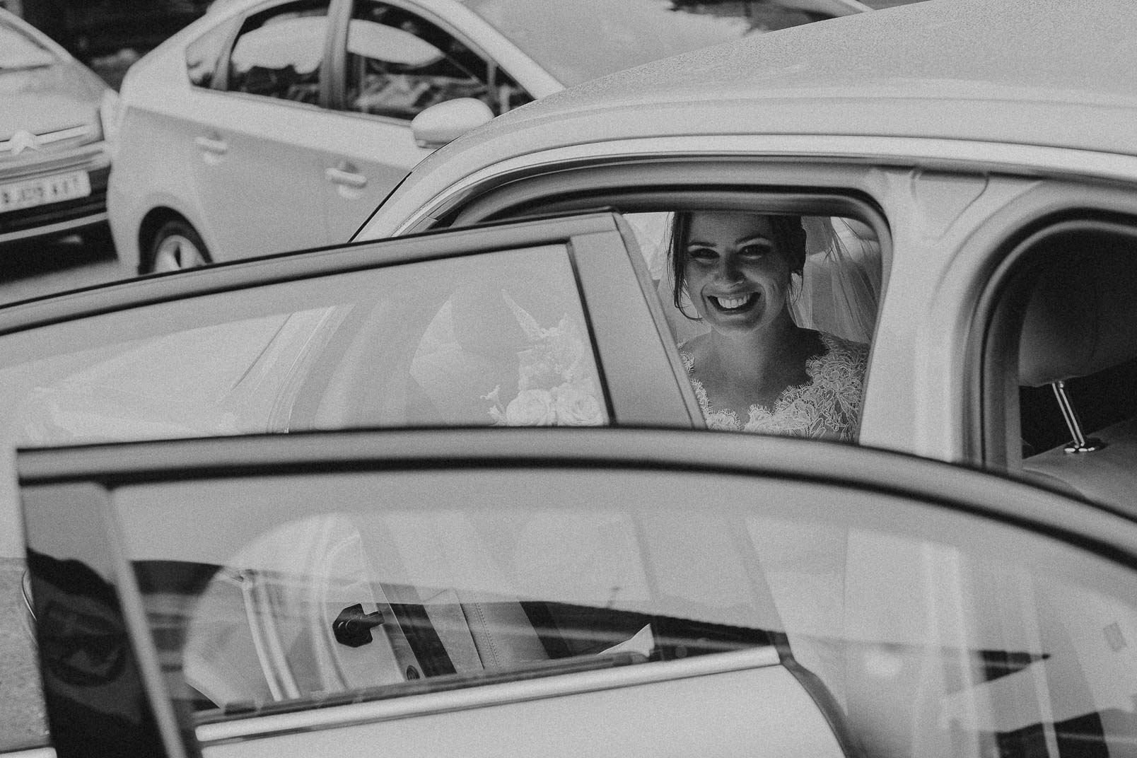 bride arrive to church in car